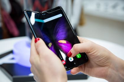 El primer Galaxy Fold fue presentado en febrero de 2019 y salió a la venta en septiembre de ese año; desde entonces Samsung a mantenido el formato general del equipo, que ahora cambiaría con el Galaxy Z Fold Utra