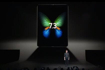El Samsung Galaxy Fold tiene una pantalla de 7,3 pulgadas cuando se abre, y de 4,6 pulgadas (externa) cuando está cerrado