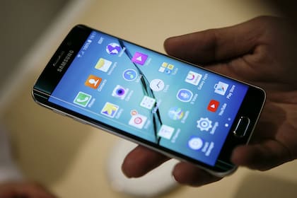 Al llegar a la adolescencia, el mundo cambió frente a los ojos de los Zillenials. Vieron cómo los celulares con tapita —esos que solo servían para mandar SMS y jugar a la “viborita”— se convertían en táctiles