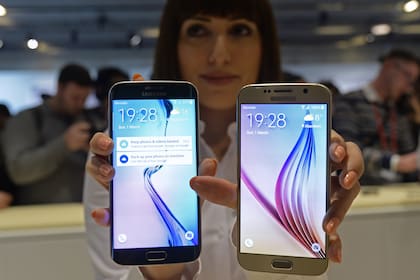 El Samsung Galaxy S6 Edge y Galaxy S6 durante la presentación de la compañía en la previa del Congreso Mundial de Móviles