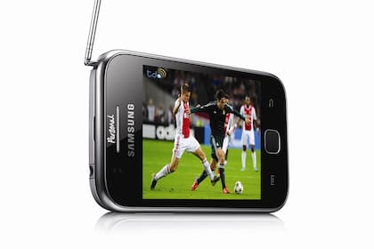 El Samsung Galaxy Y TV incorpora una antena desplegable que permite sintonizar los canales de la TDA