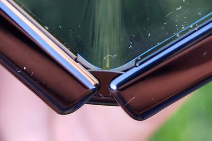 El Samsung Galaxy Z Fold4 tiene una bisagra rediseñada que le da más firmeza y permite mantener la pantalla abierta en más posiciones