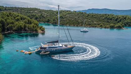 El San Limi, un yate a vela de lujo que comercializa Dawe Yachts, hace itinerarios por las costas de Croacia