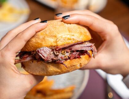 El sandwich Brisket de Foga viene en pan inglés, suma coleslaw, pepinillos encurtidos y ali oli de morrón