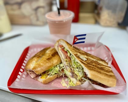 El sándwich cubano incluye salami en Tampa