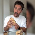 Receta viral del sándwich de bondiola con coleslaw hecho por Bauti Lena