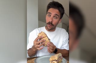 Receta viral del sándwich de bondiola con coleslaw hecho por Bauti Lena