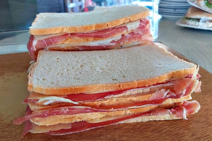 El sándwich de crudo y queso con pan de elaboración propia