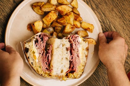 El sandwich de focaccia, mortadella, peso y stracciatella casera de Sole Di Parma (Eduardo Madero 537, Tigre)