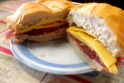 El sándwich de jamón crudo, queso, manteca y un chorrito de aceite de oliva en pan francés