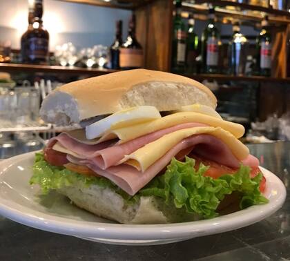 El sándwich de lomito completo con jamón, queso, tomate, lechuga y huevo es el protagonista del lugar