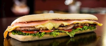 El sándwich de lomo, también conocido como lomito, figura entre los representantes argentinos mejor posicionados, en el puesto 11 con 4,3 puntos