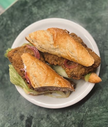 El sándwich de mila es otro de los elegidos. A la milanesa La realizan con bifes gruesos de lomo. Uno de los secretos es que la pasan por harina y la dejan marinar durante un día con huevo, ajo, perejil, pimienta, mostaza y algunos ingredientes más