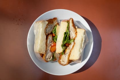 El sándwich de milanesa con pan japonés.