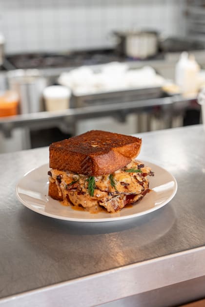 El sándwich de pastrón casero es el plato favorito de la creadora y uno de los más pedidos de la carta