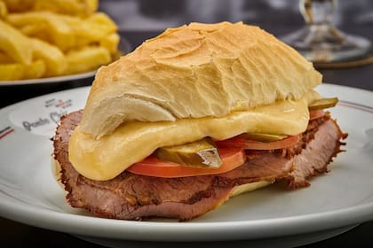 El sándwich emblemático de São Paulo es el "bauru" (roastbeef, tomate, pepino y quesos fundidos en pan francés) y se sirve en este lugar con más de cien años de historia.
