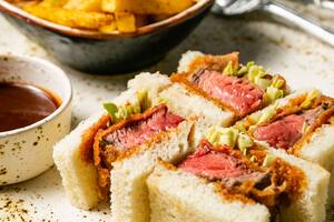 Katsu sando: el sándwich de carne japonés que hizo historia en la cuarentena