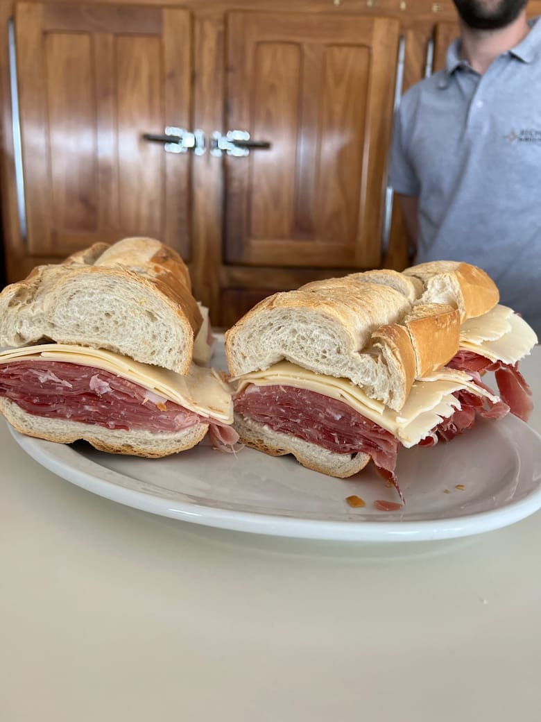 El sándwich colosal de Balcarce: historia, tradición y gastronomía en "El Cruce"