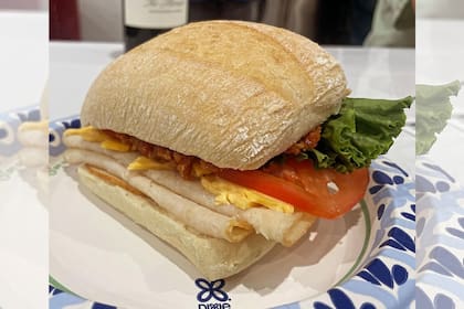 El sándwich, que combina pollo asado, queso cheddar, tomate, lechuga y mermelada de tocino y se vende por US$6,99