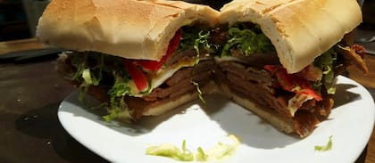 El sánguche de milanesa también aparece en el radar internacional de TasteAtlas en 16° lugar también con 4,3 puntos