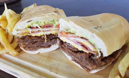 El "sanguche" de milanesa tucumano fue señalado como el mejor de su tipo por la guía Taste Atlas