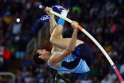 El santafesino estudió biomecánica para mejorar en sus saltos; su récord es de 5,75 metros.