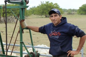 El santiagueño Rubén Jerez en plena zafra de lana