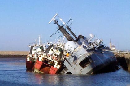 El Santísima Trinidad en Puerto Belgrano, ayer, cuando empezó a inclinarse sobre un pesquero