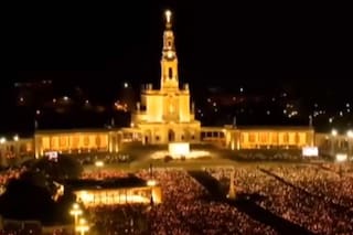 Una multitud de fieles colmó con velas el Santuario de Fátima
