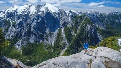 El Santuario de la Naturaleza Valle Cochamó, y los parques nacionales Vicente Pérez Rosales, Hornopirén y Pumalín (donado por el empresario y ecologista estadounidense Douglas Tompkins), son los sitios que rodean a la Hacienda Puchegüín