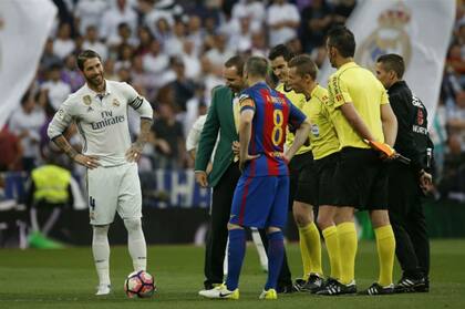 El saque de honor en el superclásico español de hace un año en el estadio Santiago Bernabéu