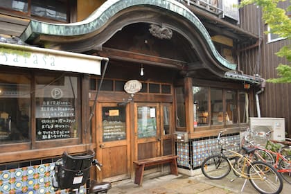 El Sarasa Café, en Kyoto, fue antiguamente un baño público y conserva las mayólicas que revestían sus paredes.