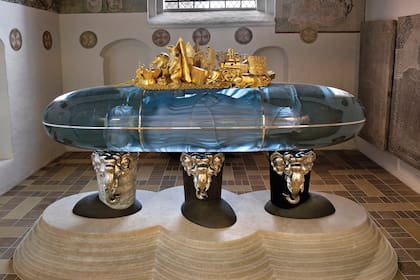 El sarcófago de la Reina, que ella misma diseñó y costó tres millones de euros y demandó quince años construirlo, ya se encuentra en la capilla de Santa Brígida, en la ciudad de Roskilde.