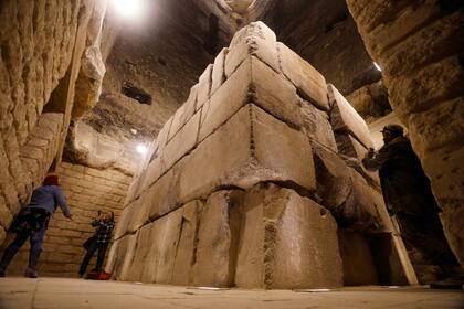 El sarcófago del faraón Djoser, en la base de su pirámida, construida hace 4700 años