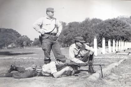 El Sargento Víctor Sanabria (en cuclillas) en una instrucción de tiro