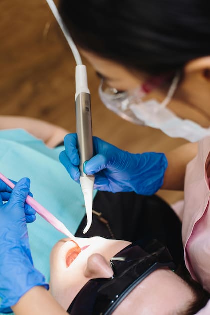 El sarro dental, formado a partir de placa endurecida, no solo afecta la apariencia de los dientes, sino que también compromete seriamente la salud bucal