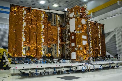 El satélite Saocom 1B con su antena desplegada, en las pruebas que se hicieron en Bariloche antes de su viaje al espacio