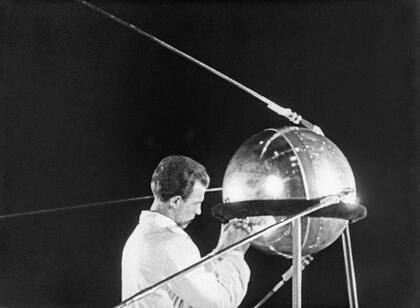 El satelite Sputnik I durante su fabricación