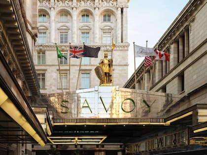 El Savoy de Londres, el primero de lujo y con energía eléctrica en Inglaterra.