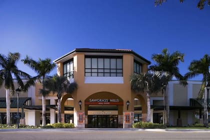 El Sawgrass Mills se encuentra en la ciudad de Sunrise, en el condado de Broward