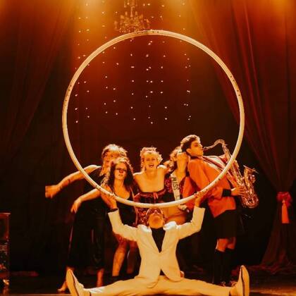 El saxo es otra de las grandes pasiones en la vida de Zuka, el artista circense que conquistó la televisión italiana