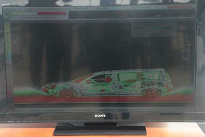 El scanner registra los autos por dentro