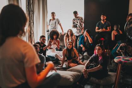 El Schadenfreude se puede observar en los grupos de amigos. Foto: Pexels