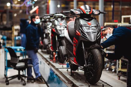 El scooter Aprilia SR 160 en la línea de producción argentina