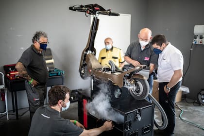 El scooter eléctrico de competición tiene un diseño de fibra de carbono y una velocidad máxima de 100 km/h