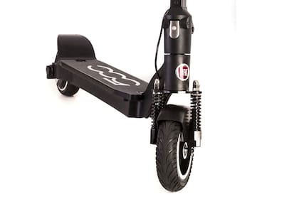 El scooter eléctrico puede soportar un peso de un pasajero de hasta 120 kilos y cuenta con ruedas rígidas de goma y una buena suspensión