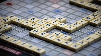 El Scrabble consiste en formar palabras a partir de fichas con distintas letras.