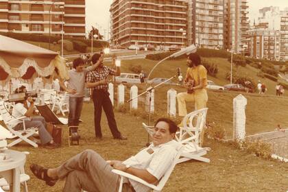 Él se llama Carlos.