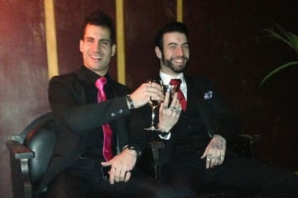 ...él se sentía atrapado por esas esposas de oro, es decir, acreedor de un buen sueldo, pero envuelto en un sistema que no le dejaba sortear con mayor facilidad los caminos para obtener su residencia.