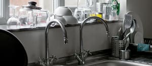 Recomiendan no colocar platos y vasos boca abajo tras lavarlos